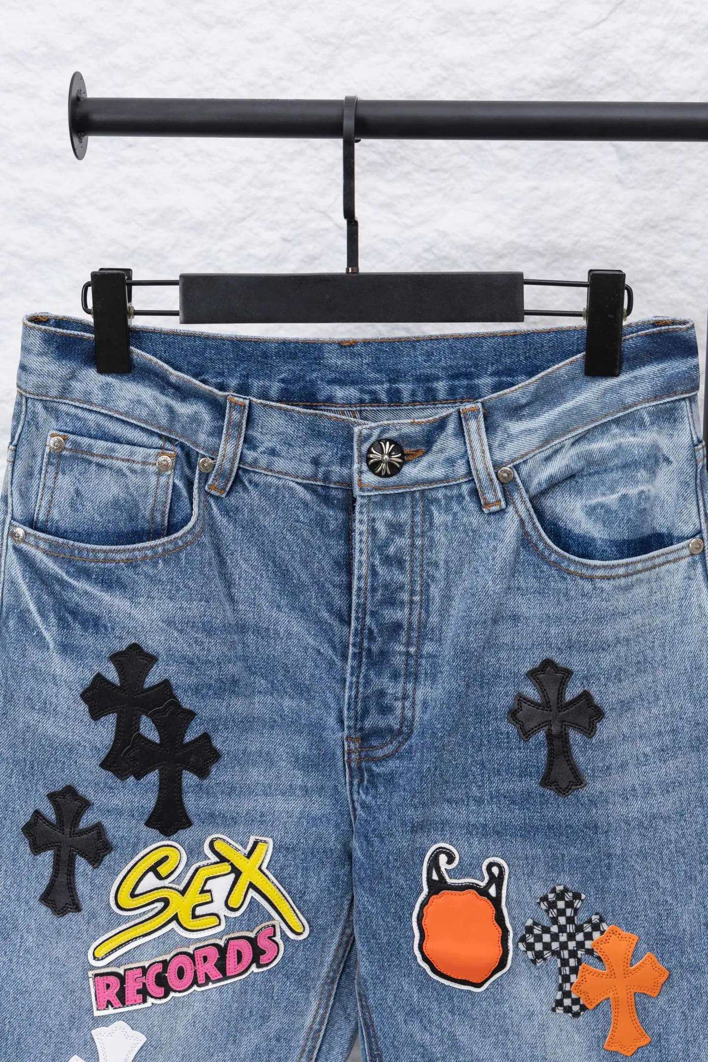 P320 model number/F095 CH Chromehearts blue graffiti cross patchwork leather heavy-duty cow king jeans, cabinet price 34W level, patchwork cross pattern embellishment, washed jeans! ! An absolutely high-end luxury product, a 1.9W-level god-level single product, a super popular product, made by top heavy industry, a magic weapon that cannot be missed!  [About Zangyin] This is an extremely luxurious fashion brand that can also be called the aristocracy of the high street. It has always been an exclusive brand for some hipsters or rich second generations. Compared with ordinary high streets, it is more luxurious and noble. Compared with luxury brands, it is more fashionable and individual. It has always been a brand that I have a special liking for. [Top heavy industry fashion design] Consistently high-street luxury style. Speaking of this style, the Zangyin family and GU family are definitely the leading representative brands. Especially the Zangyin family has really achieved a state-of-the-art effect in creating high-street style. The unique washed material is used to create this style. The color system is already quite eye-catching. After it is decorated with patchwork cross flowers, it cleverly highlights the charm of the brand. Secondly, this style uses classic The high-waist cutting design highlights the long legs and fashionable temperament of the upper body. The brand is highly recognizable and the slim fit configuration is more suitable for daily wear. It is a product that interprets personality, fashion, and specifications at a glance. This single product is enough to make any fan excited. It can be a white T-shirt for a youthful college style, or a tight suspender for a royal style. It has strong matching ability and can be easily controlled by men.   [Materials and craftsmanship] Needless to say, this point goes without saying. As an excellent craftsman brand, Zangyin’s requirements for details and craftsmanship are really perfect. The washed color of this model has gone through so many processes, not to mention the embellishment of denim appliques. It is also purely hand-made and sewn. Just like what they believe in, only hand-made things have soul and have the meaning of wear. A top-notch heavy-duty fashionable denim item, I look forward to your perfect interpretation! !   Color: Blue Version: Loose